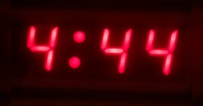 ¿Qué significa ver la hora 4-44? Significado espiritual de las horas espejo