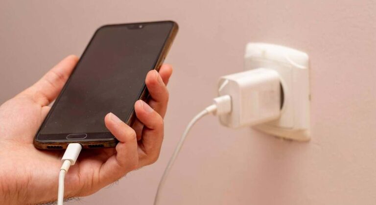 ¿Por qué se calienta el cargador del celular y cómo solucionarlo de forma segura?