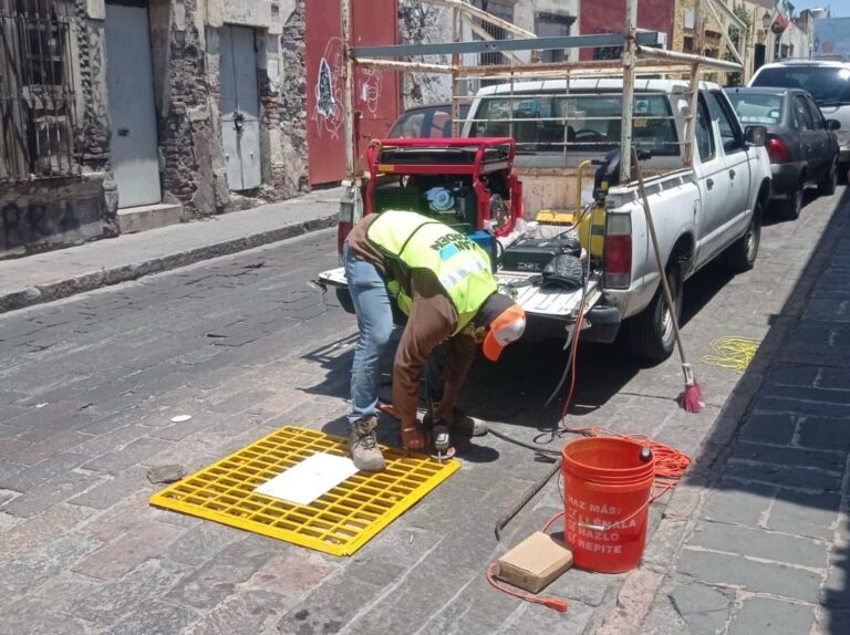 Querétaro coloca rejillas temporales para reforzar seguridad vial