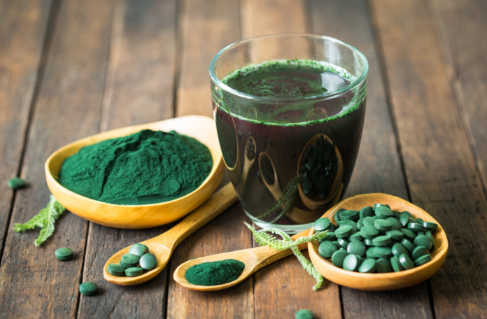Espirulina: Beneficios reales y cómo tomarla con seguridad