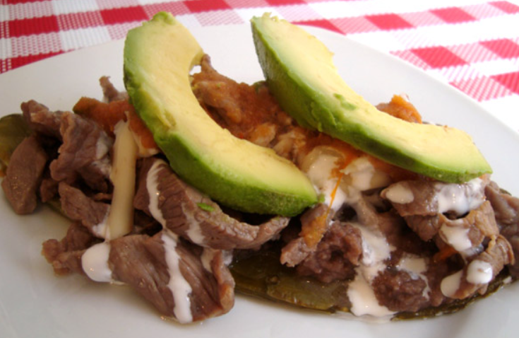 Nopales asados con cecina y aguacate