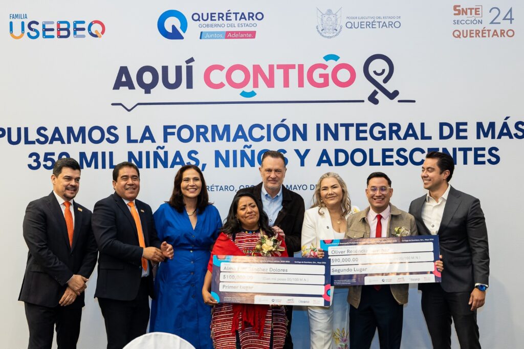 Mauricio Kuri González galardona a docentes y directivos