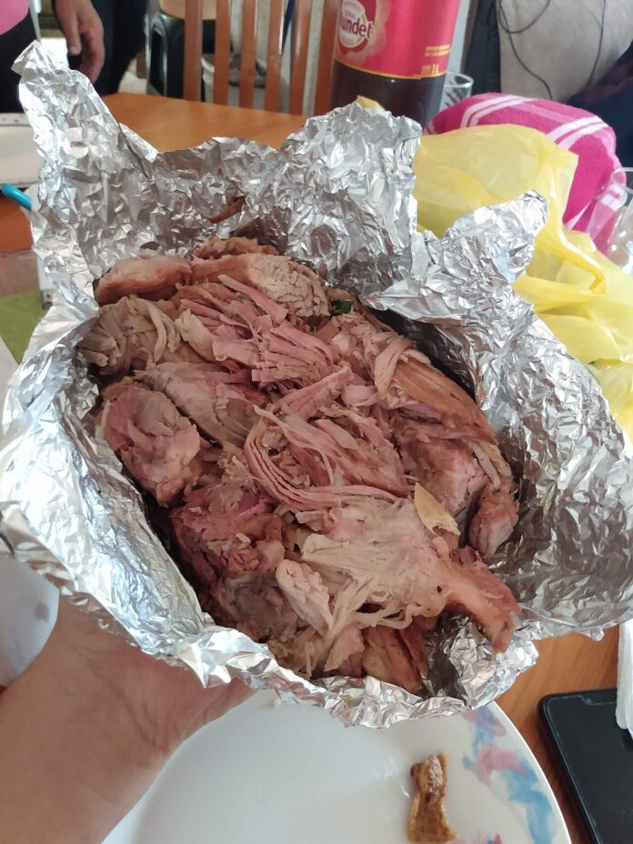 Carnitas estilo Michoacán recién sacadas del cazo de cobre tradicional