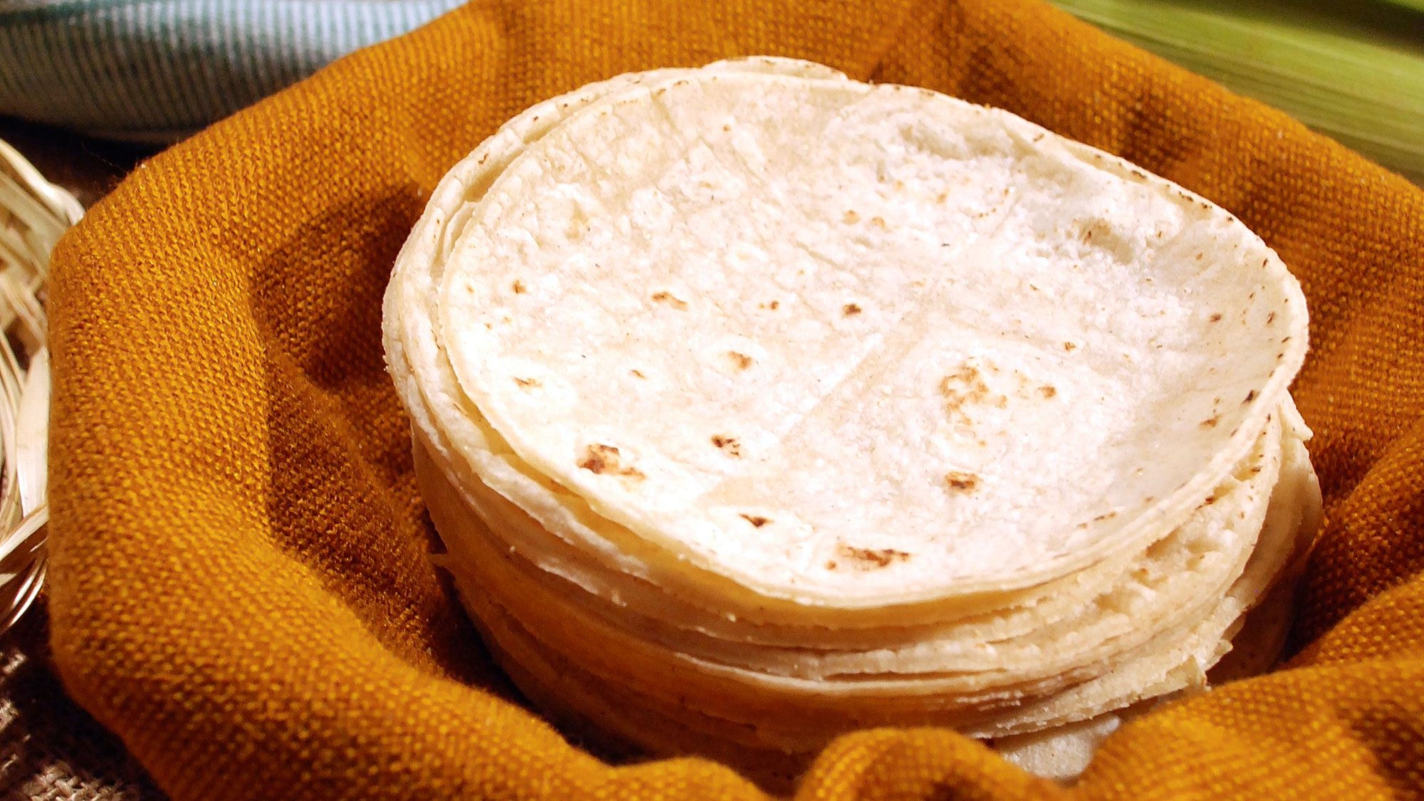 Cómo hacer tortillas de maíz hechas a mano