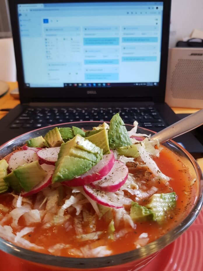 Pozole rojo estilo Jalisco con guajillo, ancho y maíz cacahuazintle reventado