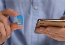 ¿Qué números no están obligados a hacer el registro de celulares? Las líneas exentas por la CRT Tarjeta SIM de teléfono celular sobre una mesa de madera en México para el registro de celulares 2026