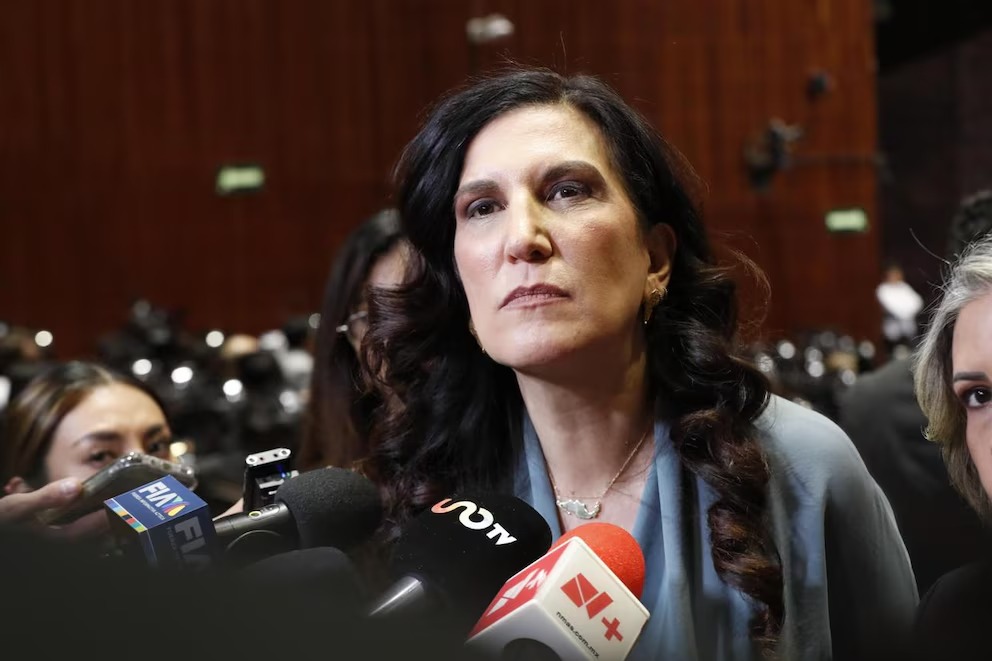 Kenia López Rabadán exige a AMLO que deje gobernar a Claudia Sheinbaum