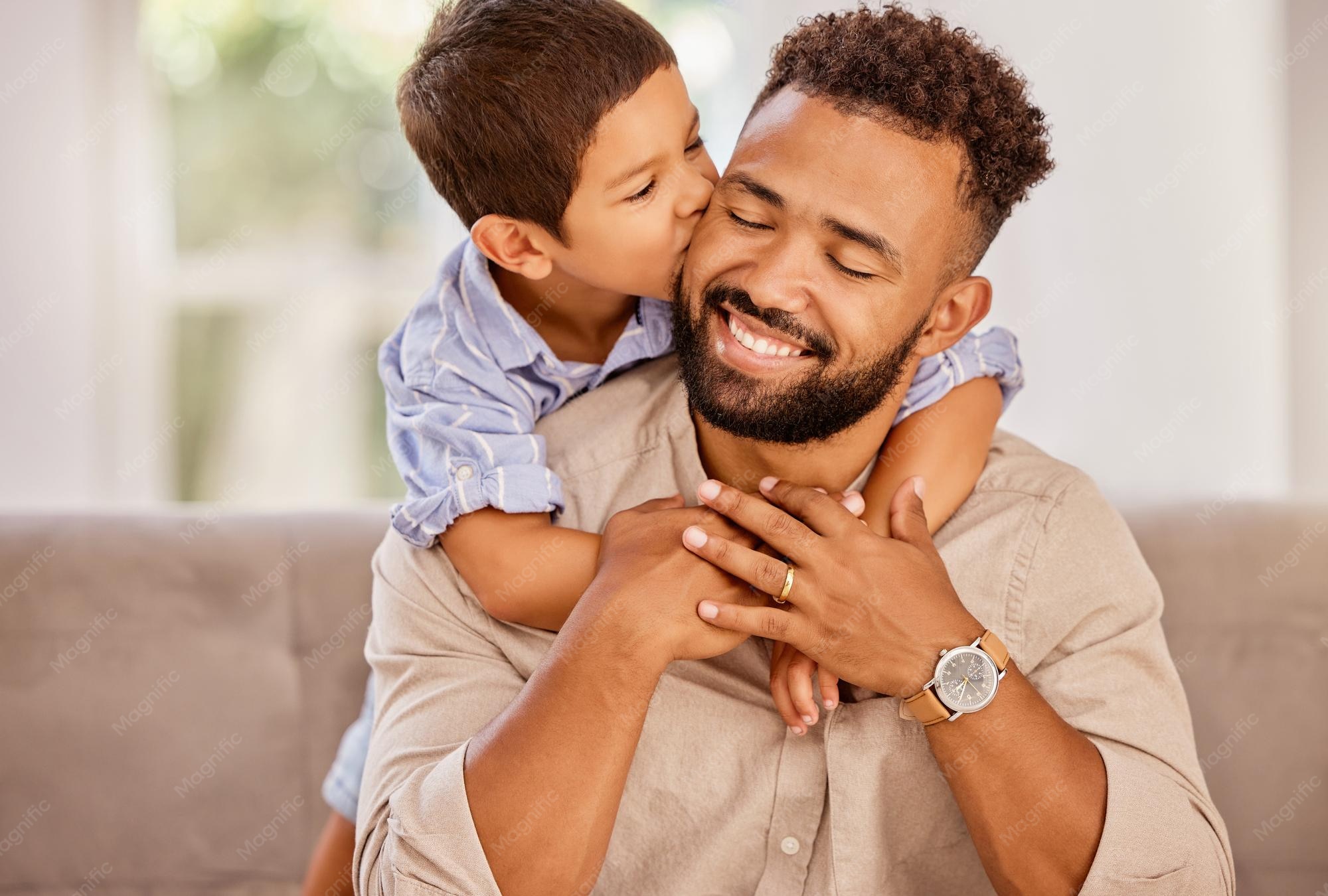 Padre e hijo sonriendo en un momento emotivo de celebración en el hogar