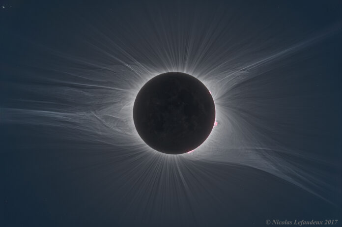Corona solar brillante durante el eclipse solar total de 2026 en un cielo completamente oscuro