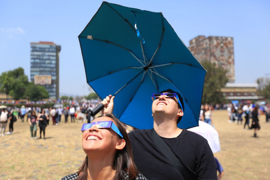 Aficionados a la astronomía utilizando lentes con filtro solar certificados para observar de forma segura