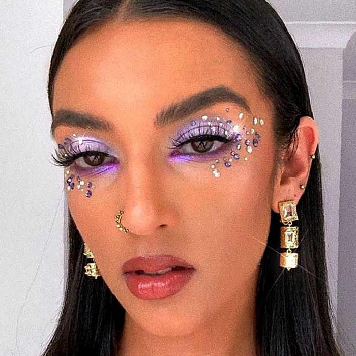 Ejemplo de maquillaje inspirado en Euphoria con delineado gráfico y glitter, popular en México en 2026.