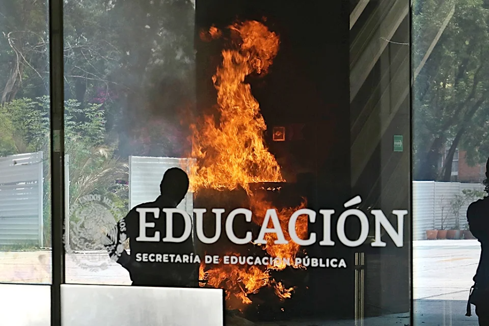 CNTE intensifica protestas en CDMX y Gobierno mantiene diálogo