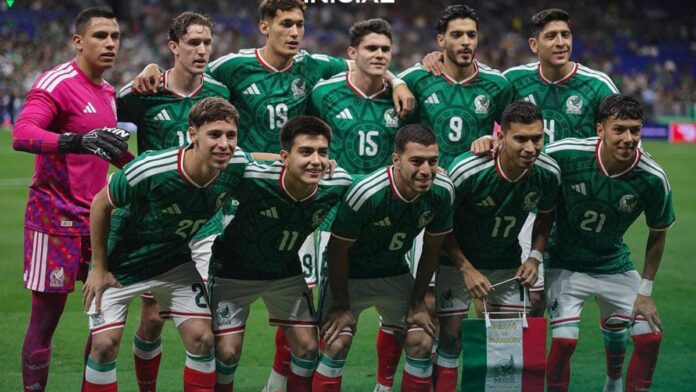 Jugadores de la Selección de fútbol de México entrenando en la cancha del Estadio Azteca para el Mundial 2026
