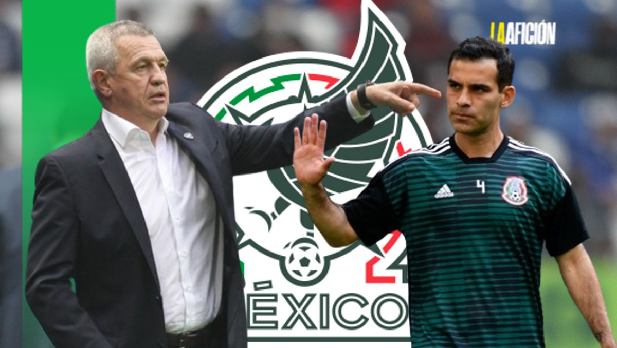 El director técnico Javier Aguirre dando indicaciones tácticas durante un entrenamiento de la selección de México